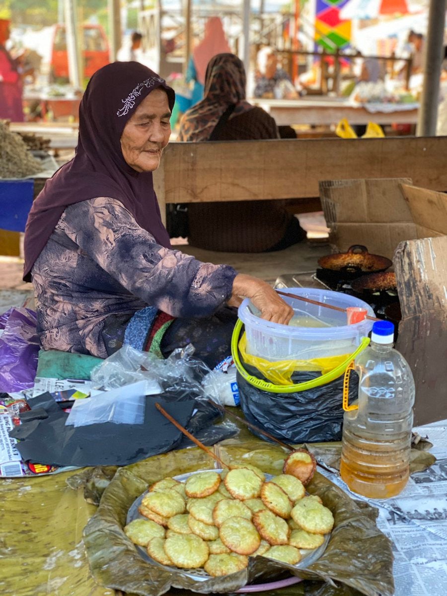Netizen Shares Sweet Experience With Makcik Selling Pinjaram In Sabah - World Of Buzz 1