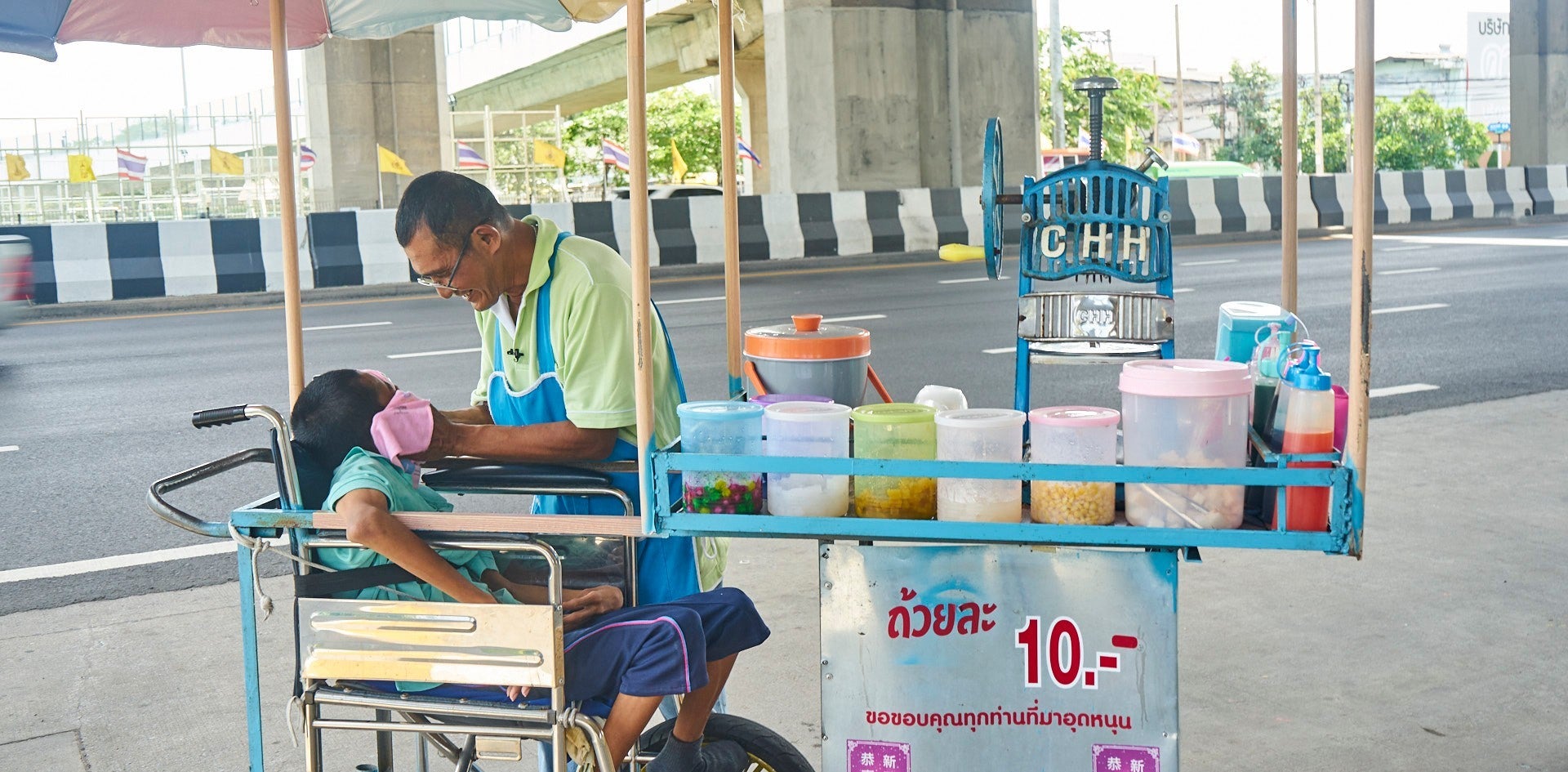 Old Uncle Walks 6km Daily To Sell Shaved Ice For RM1.30 To Care For His Disabled Son - WORLD OF BUZZ 2