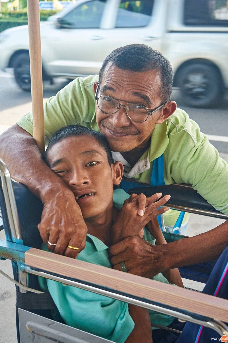 Old Uncle Walks 6km Daily To Sell Shaved Ice For RM1.30 To Care For His Disabled Son - WORLD OF BUZZ 3