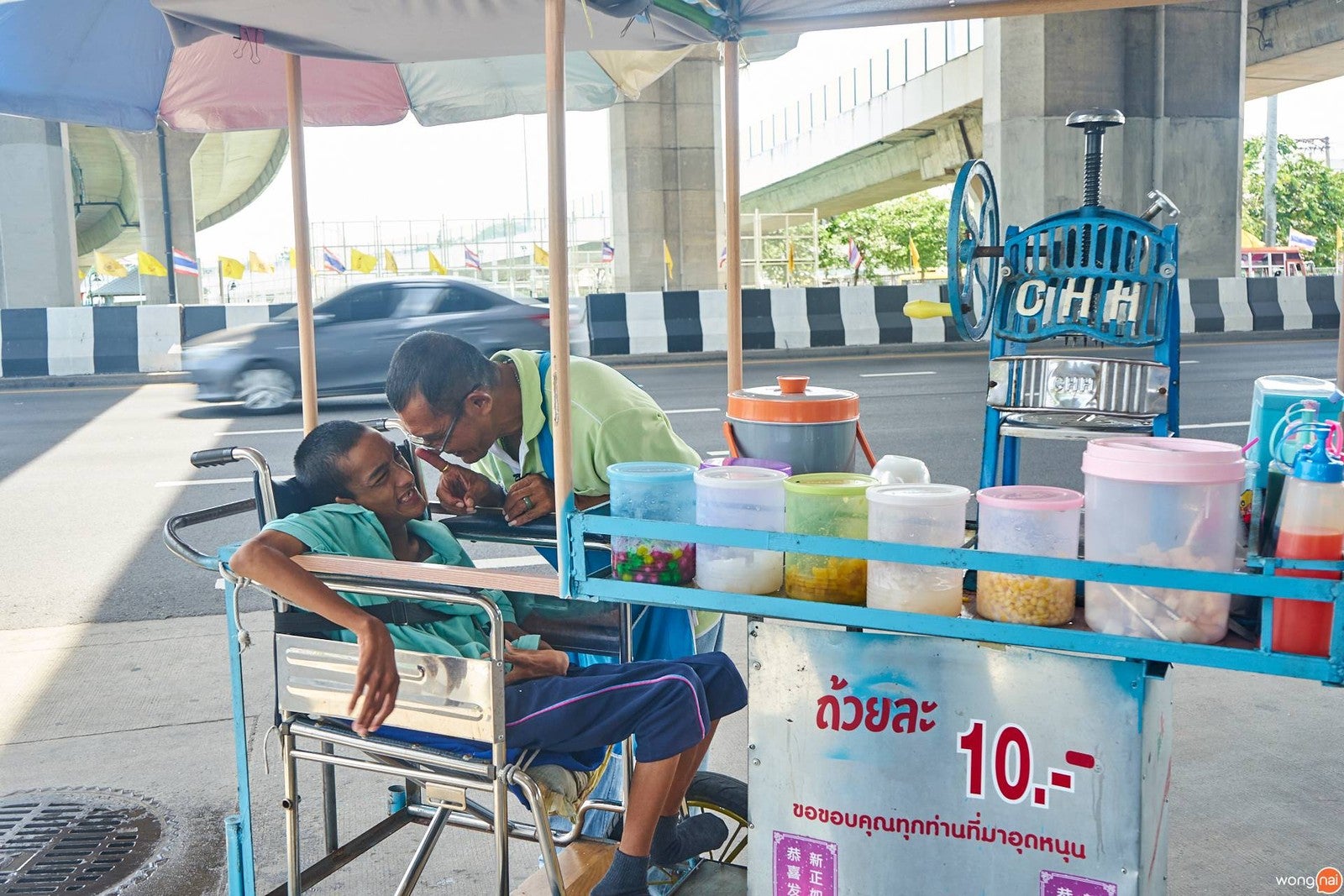 Old Uncle Walks 6Km Daily To Sell Shaved Ice For Rm1.30 To Care For His Disabled Son - World Of Buzz 4