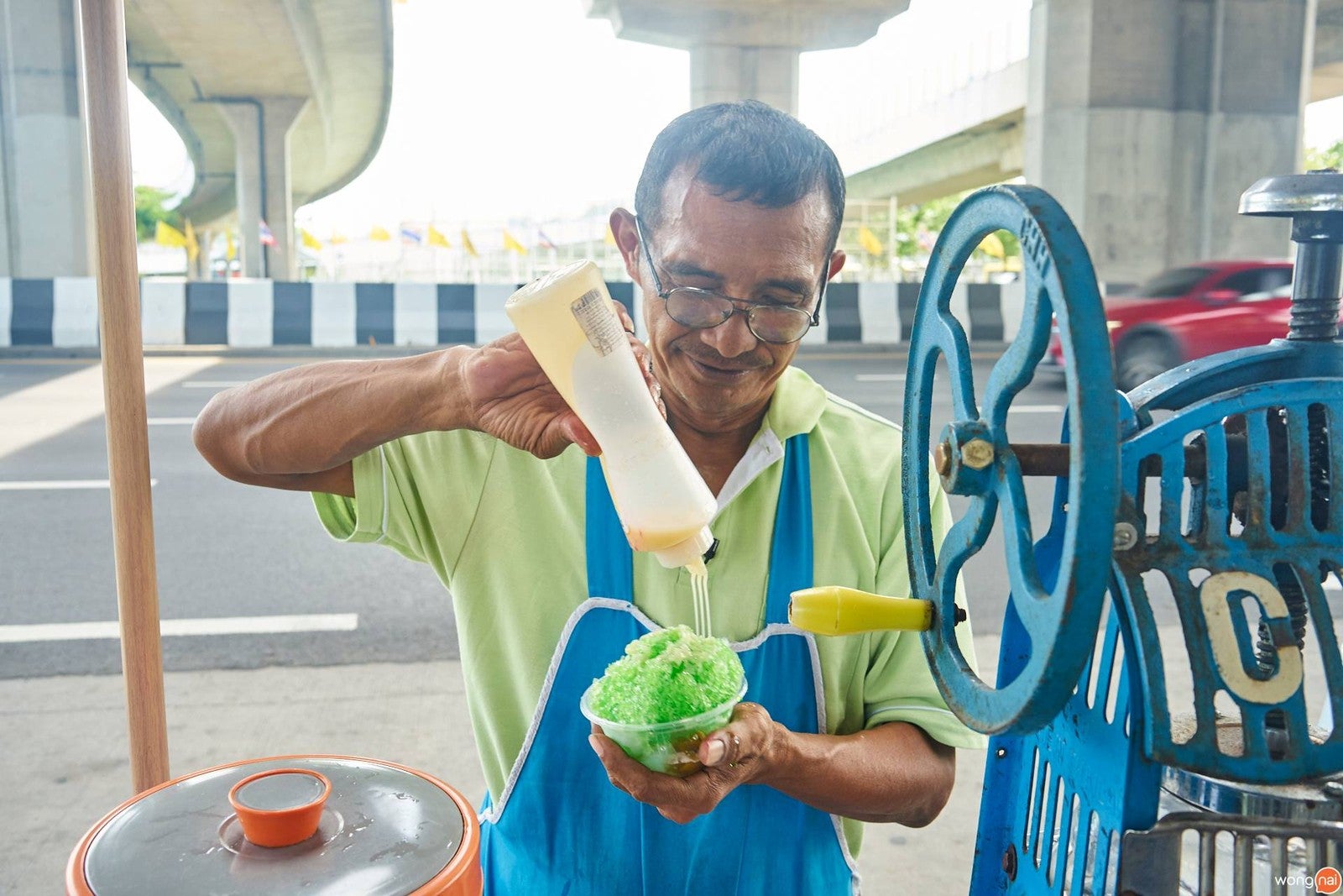 Old Uncle Walks 6km Daily To Sell Shaved Ice For RM1.30 To Care For His Disabled Son - WORLD OF BUZZ 5