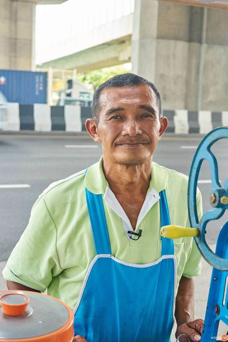 Old Uncle Walks 6Km Daily To Sell Shaved Ice For Rm1.30 To Care For His Disabled Son - World Of Buzz