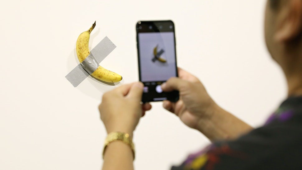 RM500k Art Installation Features a Banana Taped To The Wall, Eaten By Hungry Man - WORLD OF BUZZ 2