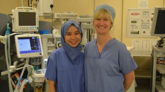 Royal Derby Hospital Introduced Disposable Sterile Hijab For Surgical Staff Thanks To M'sian Medical Student - WORLD OF BUZZ 2
