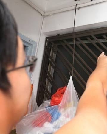 S'porean Woman Hangs a Live Mynah Bird Outside the Window Because She's Been Bothered for 30 Years - WORLD OF BUZZ 1