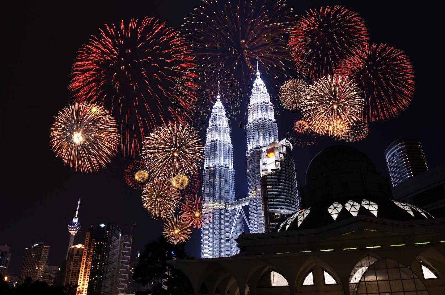 Starting 8pm Today, These Main Roads In KL Will Be Closed For New Years Celebrations - WORLD OF BUZZ 1
