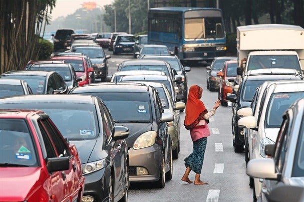 Terengganu to Fine Traffic Light Food Sellers, Netizens Believe They Should Be Allowed To Sell - WORLD OF BUZZ 1