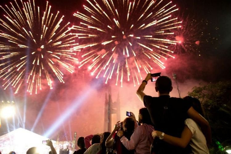 [TEST] How Malaysians Celebrate New Year's Eve When They're Single vs When In A Serious Relationship - WORLD OF BUZZ