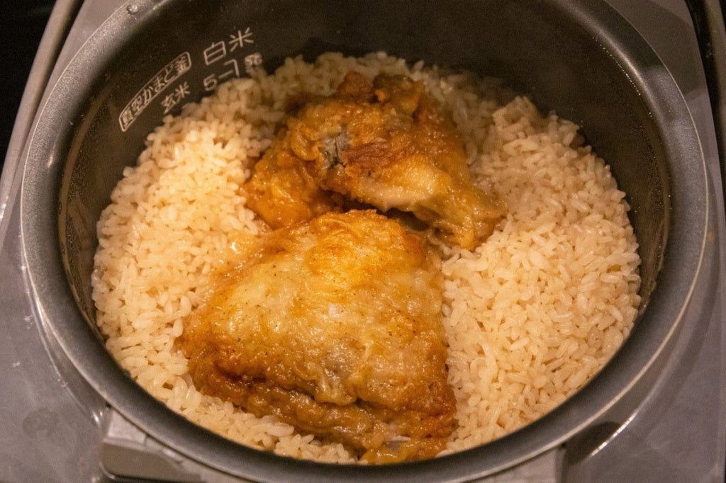 The Japanese Cooks Chicken Rice With KFC Chicken And We Are Drooling Over It - WORLD OF BUZZ 1