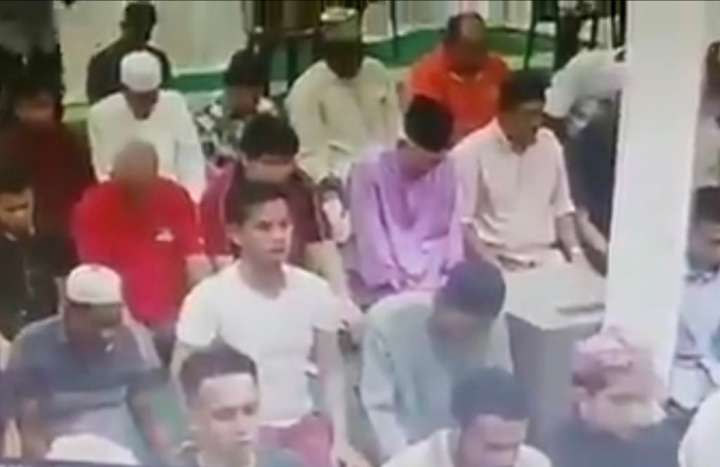Tough Guy Stealings Bags In The Mosque While Everyone Else Is Praying - WORLD OF BUZZ 1