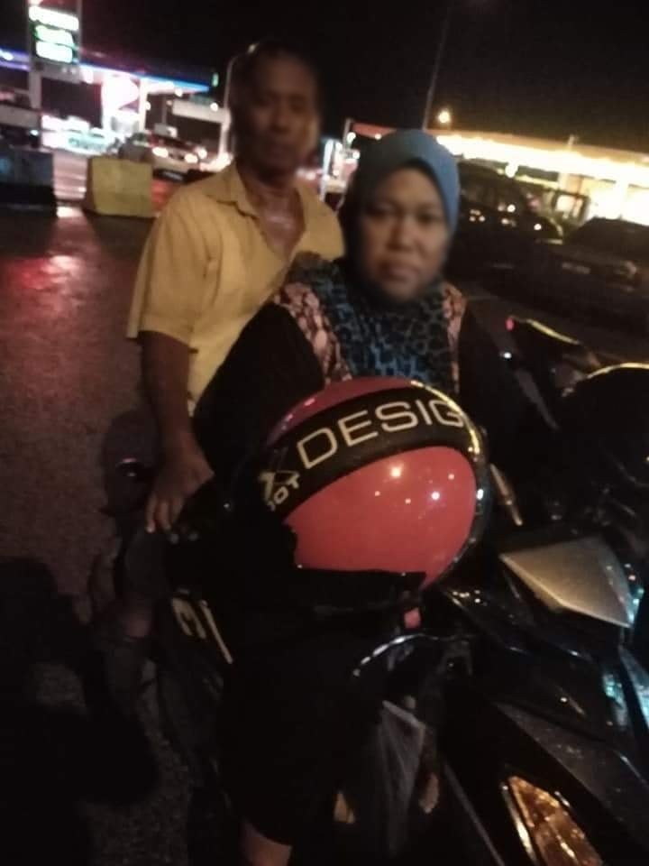 Ungrateful Daughter Refuses To See Parents, Despite Making Their Way On Scooter From Johor To Send New Phone In Selangor - WORLD OF BUZZ 1