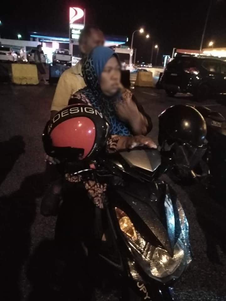 Ungrateful Daughter Refuses To See Parents, Despite Making Their Way On Scooter From Johor To Send New Phone In Selangor - World Of Buzz 2