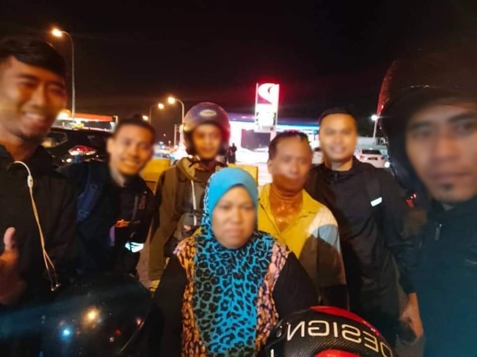Ungrateful Daughter Refuses To See Parents, Despite Making Their Way On Scooter From Johor To Send New Phone In Selangor - World Of Buzz 3