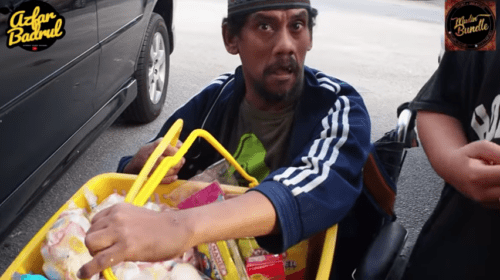 Watch: 49yo OKU Food Seller Moved To Tears After Penang Man Buys His Entire Stock - WORLD OF BUZZ 1