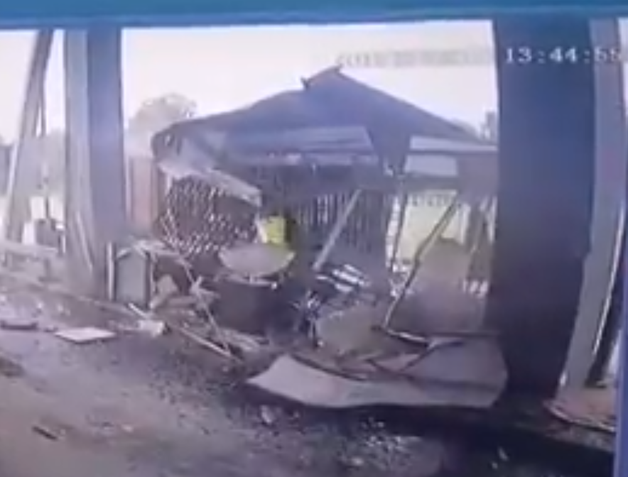 Watch: Lorry Rips Apart Entire Toll Booth & Rams Into BMW After Speeding Causes Him To Lose Control Over Brakes - WORLD OF BUZZ 2