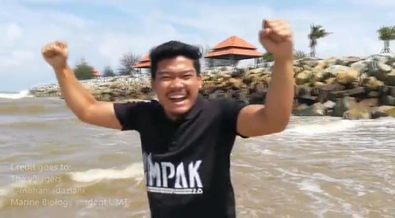Watch: Terengganu Students Rush To Save Injured Baby Dolphin That Washed Up Ashore - World Of Buzz
