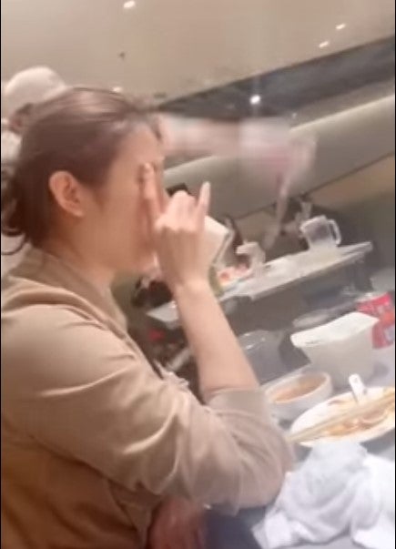 Woman Gets Slapped by Noodle During the Famous Haidilao Noodle Dance - WORLD OF BUZZ 1