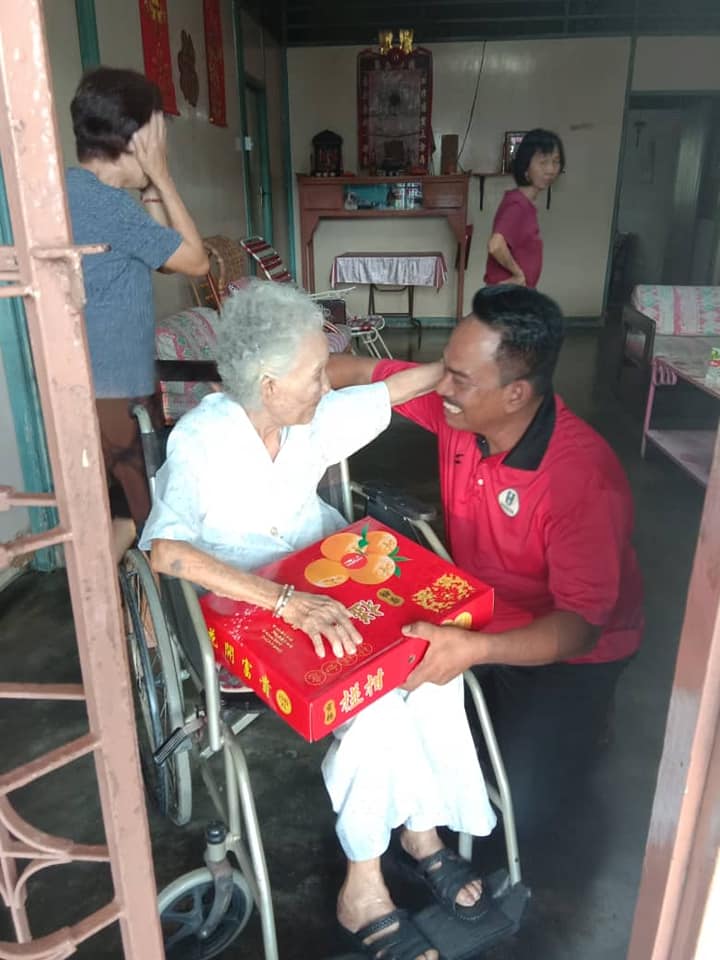 102Yo Chinese Grandma Treats 50Yo Malay Man As Her Own Grandson, Despite Not Being Related - World Of Buzz 1