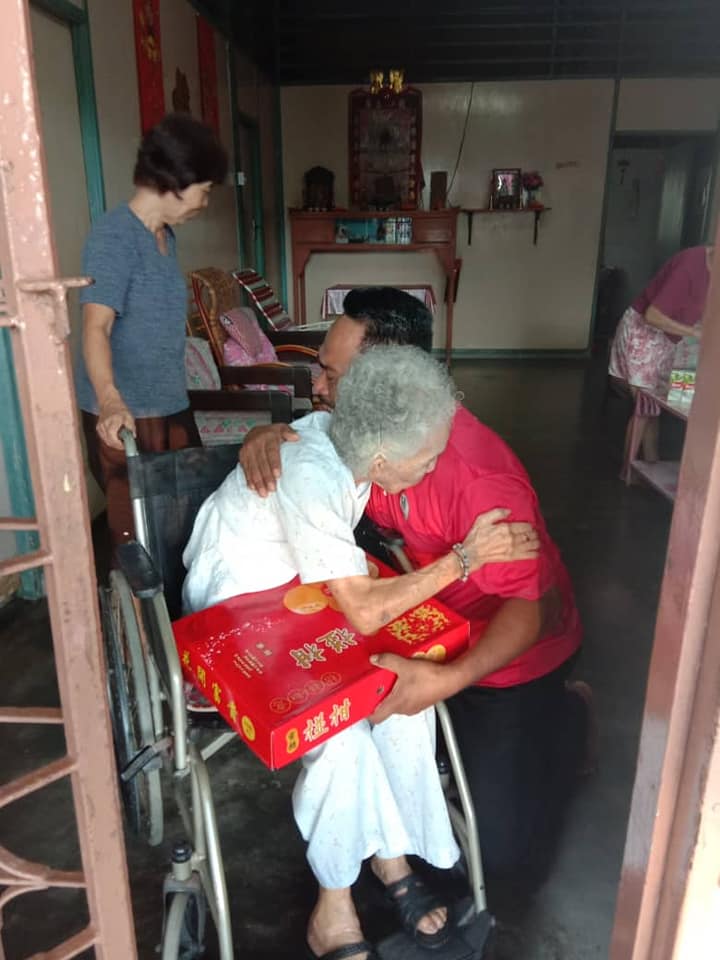 102Yo Chinese Grandma Treats 50Yo Malay Man As Her Own Grandson, Despite Not Being Related - World Of Buzz 2
