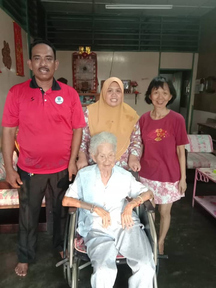 102Yo Chinese Grandma Treats 50Yo Malay Man As Her Own Grandson, Despite Not Being Related - World Of Buzz