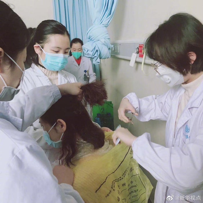 31 Wuhan Nurses Chop Off Their Long Hair In Preparation To Fight - WORLD OF BUZZ