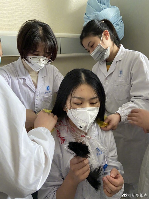 31 Wuhan Nurses Chop Off Their Long Hair So They Have More Time To Take Care Of Patients - WORLD OF BUZZ 1