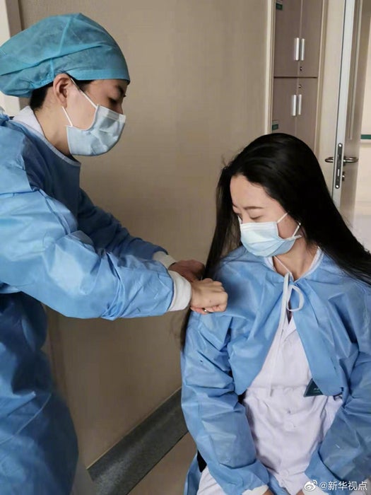 31 Wuhan Nurses Chop Off Their Long Hair So They Have More Time To Take Care Of Patients - World Of Buzz 4