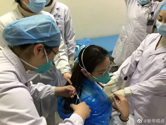 31 Wuhan Nurses Chop Off Their Long Hair So They Have More Time To Take Care Of Patients - WORLD OF BUZZ