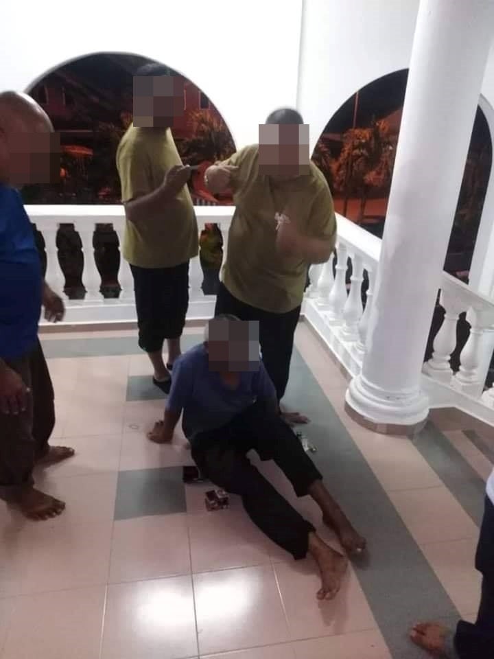51-Year-Old Pakcik Gets Nabbed For Fishing Mosque Funds Out Of The Mosque's Coffers - WORLD OF BUZZ 1