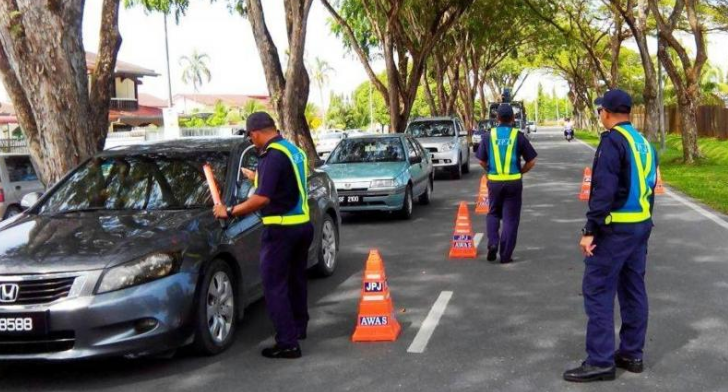 Back-Seat Passengers Who Don't Wear Seat Belts To Be Strictly Charged Rm300 This Year - World Of Buzz 1