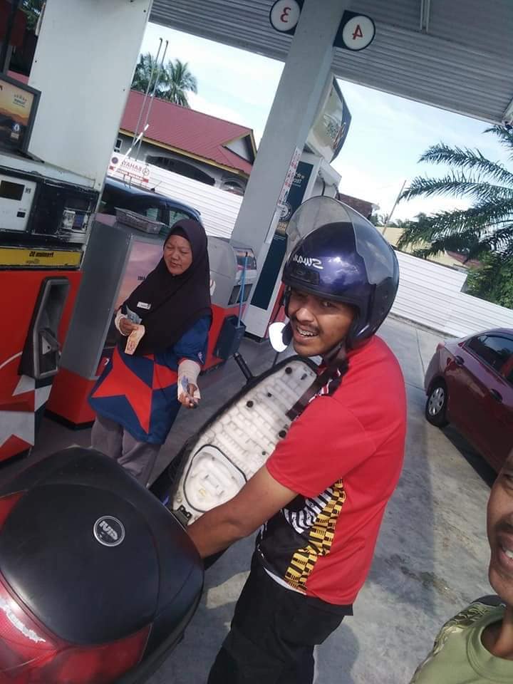 Bukit Jalil Security Guard Fired With RM5 Salary, Forced To Push His Motorbike For 6 Hours To Get Home - WORLD OF BUZZ 1