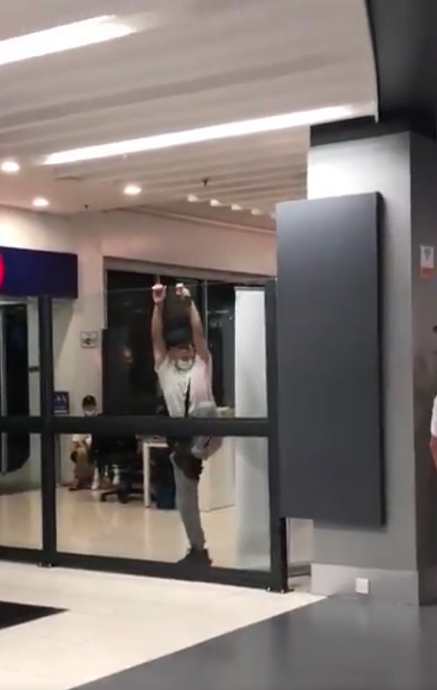 China Tourist Allegedly Tries To Climb Over The Wall At Senai Airport - WORLD OF BUZZ 2