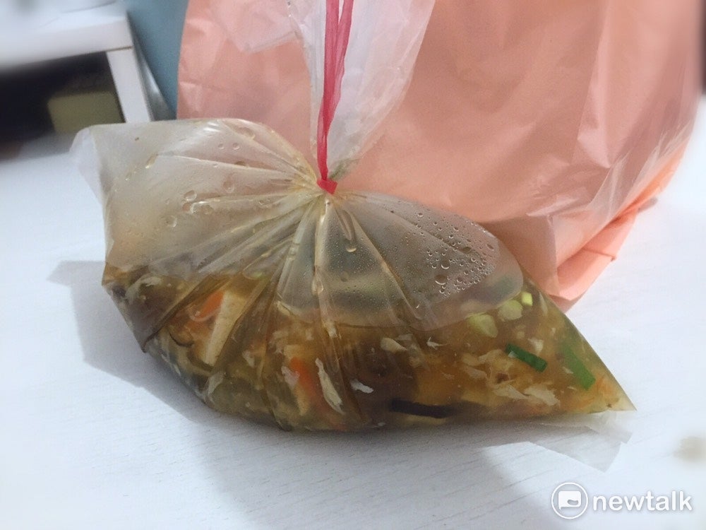 Doctor: Tapau-ing Hot Soup & Food in Plastic Bags Can Increase Risk of Breast Cancer - WORLD OF BUZZ 2