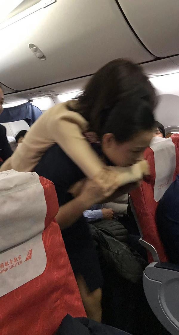 Flight Stewardess Heroically Carries Sick Passenger On Her Back, Rushes To Ambulance For Medical Attention - WORLD OF BUZZ