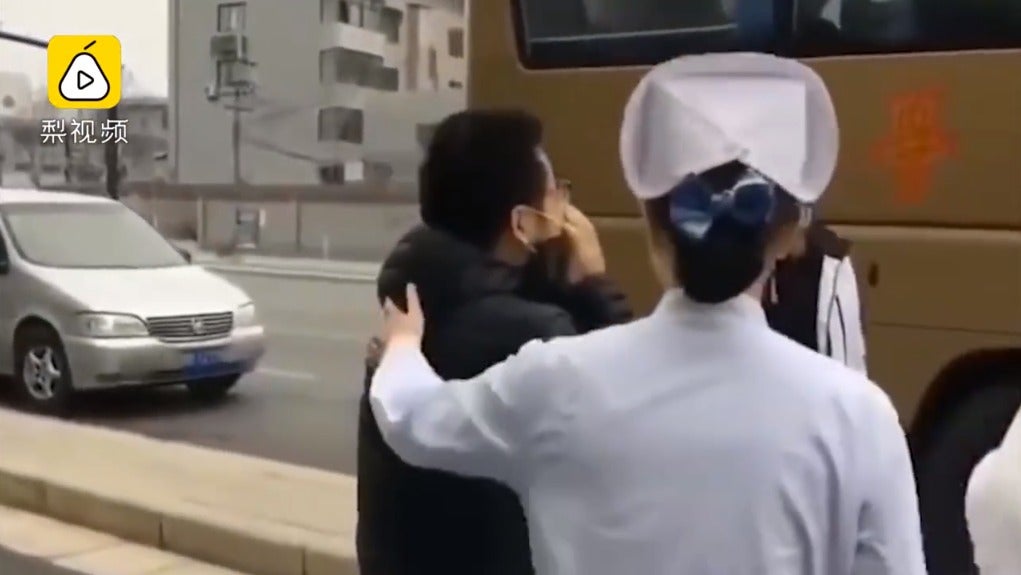 &Quot;I Love You!&Quot; Man Breaks Down &Amp; Cries As Nurse Wife Boards Bus To Help Fight Wuhan Virus - World Of Buzz 4