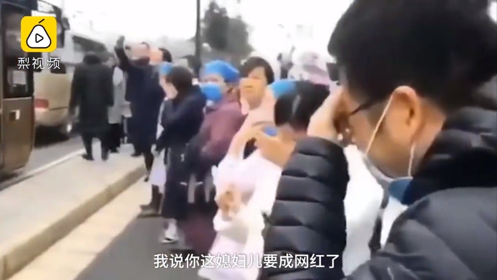 &Quot;I Love You!&Quot; Man Breaks Down &Amp; Cries As Nurse Wife Boards Bus To Help Fight Wuhan Virus - World Of Buzz 5