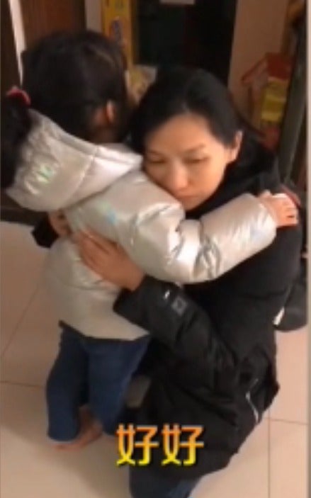 "I'm Going To Fight Monsters!" Nurse Consoles Sad 4yo Daughter Before Leaving for Wuhan - WORLD OF BUZZ 1