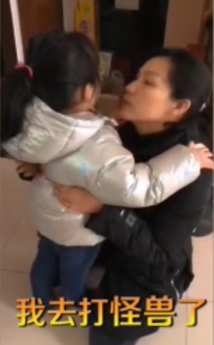 "I'm Going To Fight Monsters!" Nurse Consoles Sad 4yo Daughter Before Leaving for Wuhan - WORLD OF BUZZ