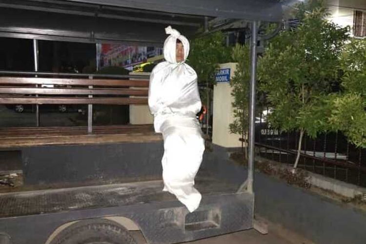 Indonesian Guy Pretends to be Pocong, Gets Arrested by the Police - WORLD OF BUZZ