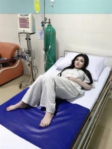 Influencer Girl in Hospital Wears Heavy Makeup After BF Says He'll Come Visit - WORLD OF BUZZ 1