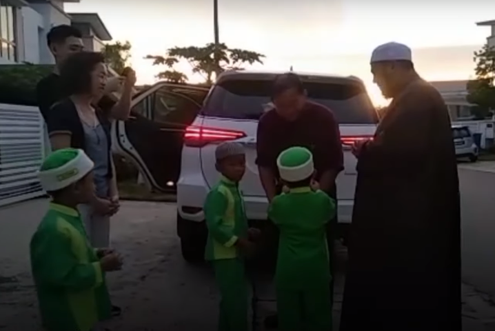 Islamic Pre-School Kids Hand Out Cookies To Chinese Neighbours For Cny, Warms M'sians' Hearts - World Of Buzz 1
