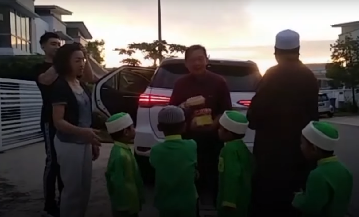 Islamic Pre-School Kids Hand Out Cookies To Chinese Neighbours For Cny, Warms M'sians' Hearts - World Of Buzz 2