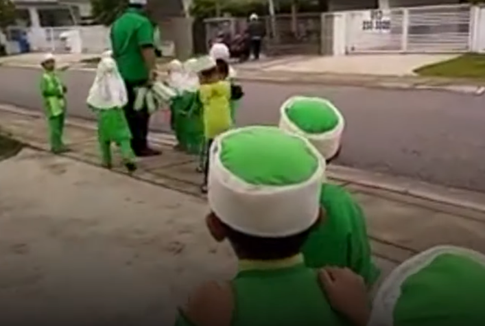 Islamic Pre-School Kids Hand Out Cookies To Chinese Neighbours For Cny, Warms M'sians' Hearts - World Of Buzz 4