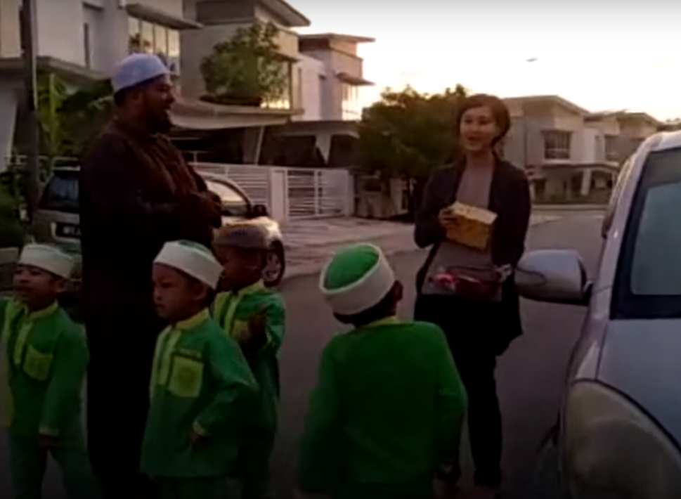 Islamic Pre-School Kids Hand Out Cookies To Chinese Neighbours For Cny, Warms M'sians' Hearts - World Of Buzz