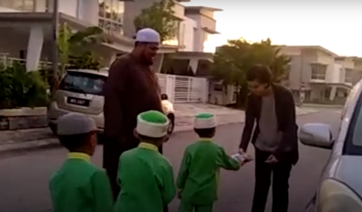 Islamic Pre-School Kids Hand Out Cookies To Chinese Neighbours For Cny, Warms Netizens' Hearts - World Of Buzz