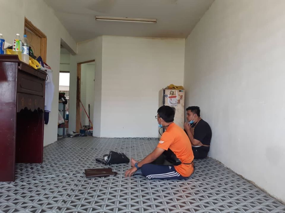 Kind Malay Man Cleans Up Poor Chinese Family's Apartment So They Can Celebrate Cny - World Of Buzz 3