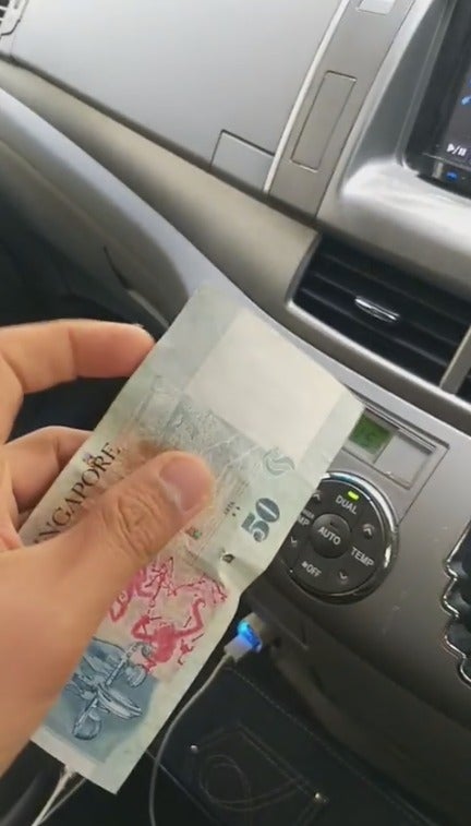 Kind Man Gives Rm150 Angpow To Aunty Picking Rubbish During Cny, Asks Her To Go Home &Amp; Rest - World Of Buzz 1