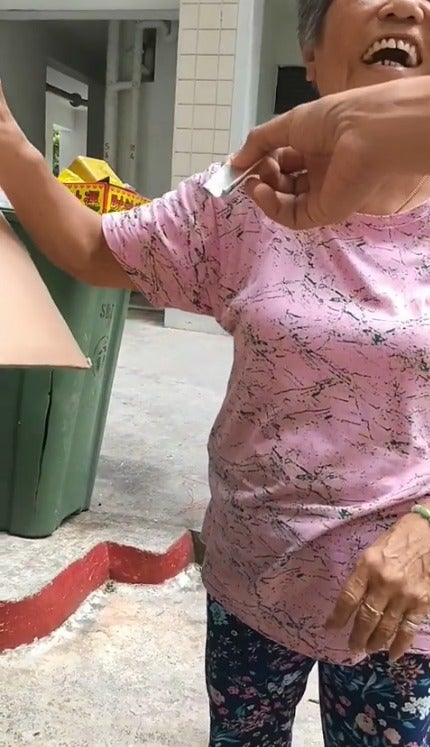 Kind Man Gives RM150 Angpow to Aunty Picking Rubbish During CNY, Asks Her to Go Home & Rest - WORLD OF BUZZ 2