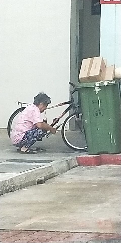 Kind Man Gives RM150 Angpow to Aunty Picking Rubbish During CNY, Asks Her to Go Home & Rest - WORLD OF BUZZ