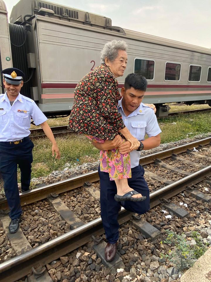 Kind Train Conductor Heroically Carries Elderly Woman Off Train As She Couldn't Get Down Steps - WORLD OF BUZZ 1